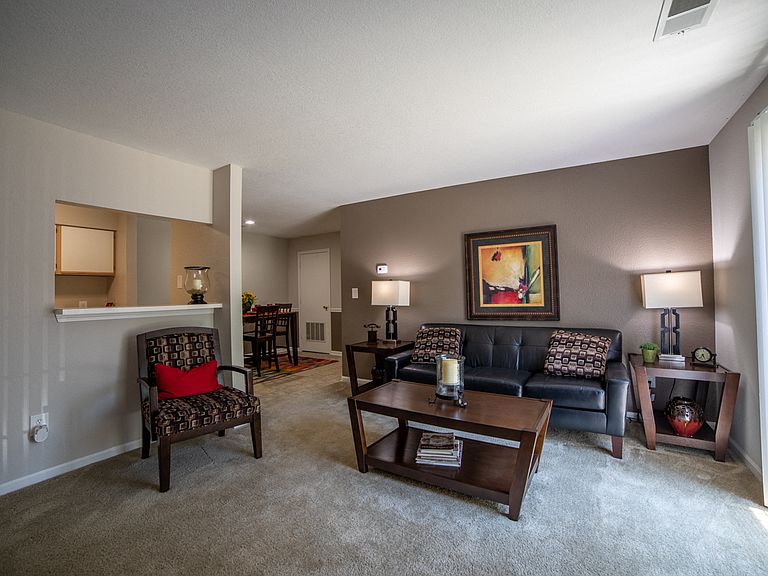 1326 McIntosh Ct photo 2