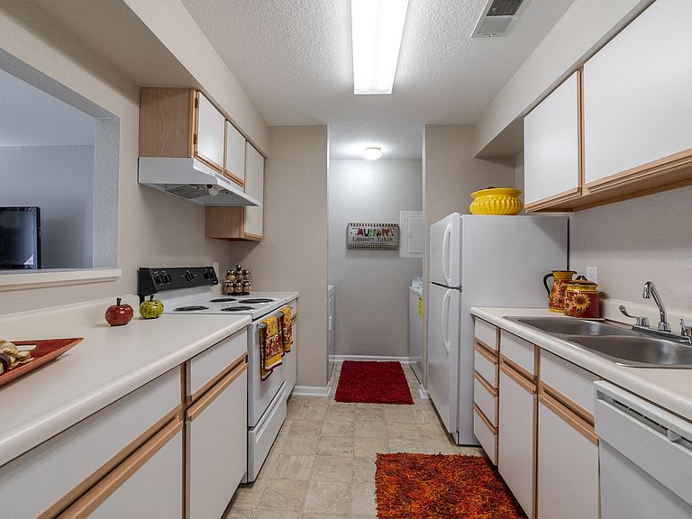 1326 McIntosh Ct photo 3