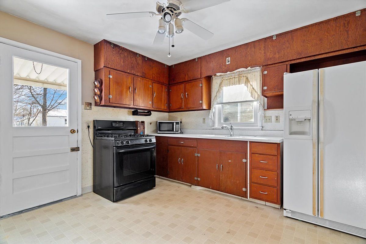 3241 S Harvey St photo 2