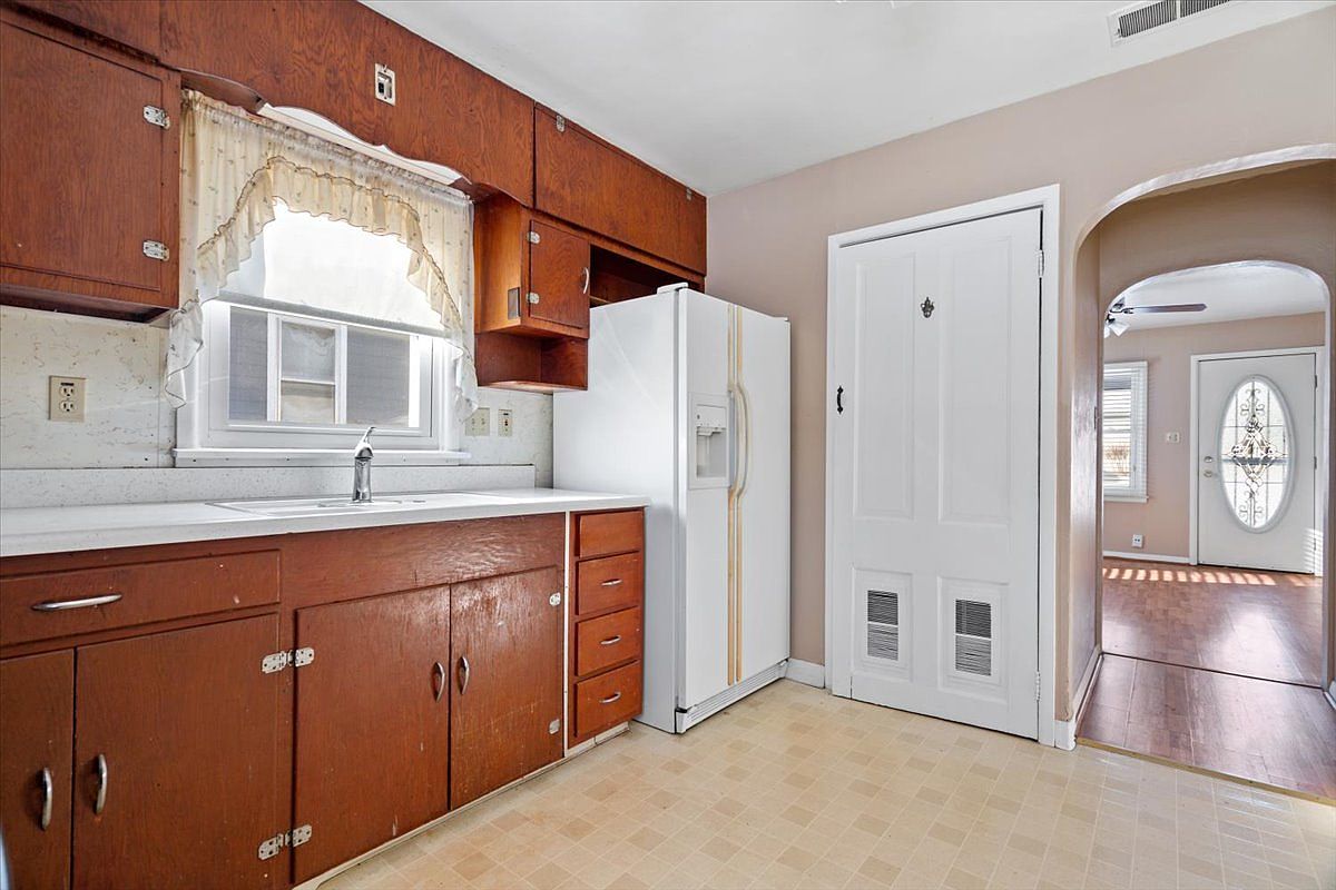 3241 S Harvey St photo 5