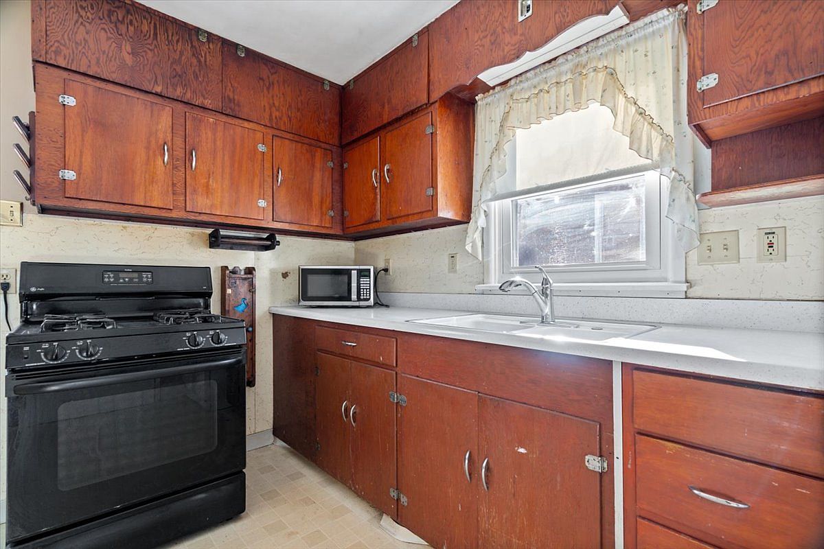 3241 S Harvey St photo 6