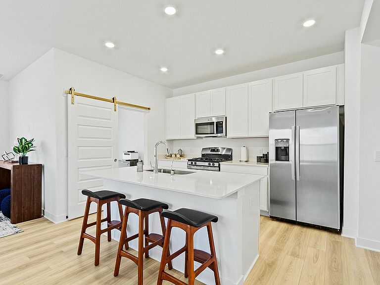 2928 Townsend Dr photo 4