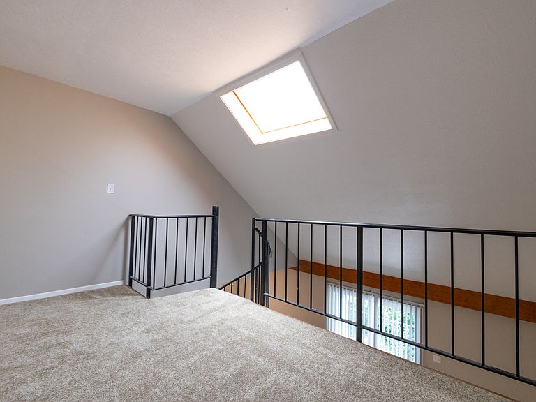 3401 E John Hinkle Pl