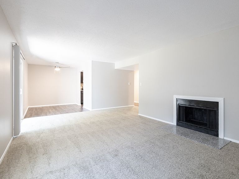 3401 E John Hinkle Pl photo 4