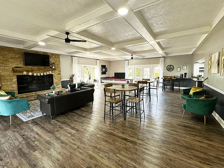 3401 E John Hinkle Pl photo 6