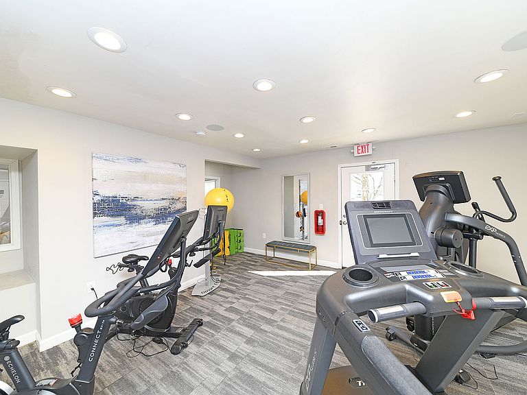 832 Park Central Ct photo 6