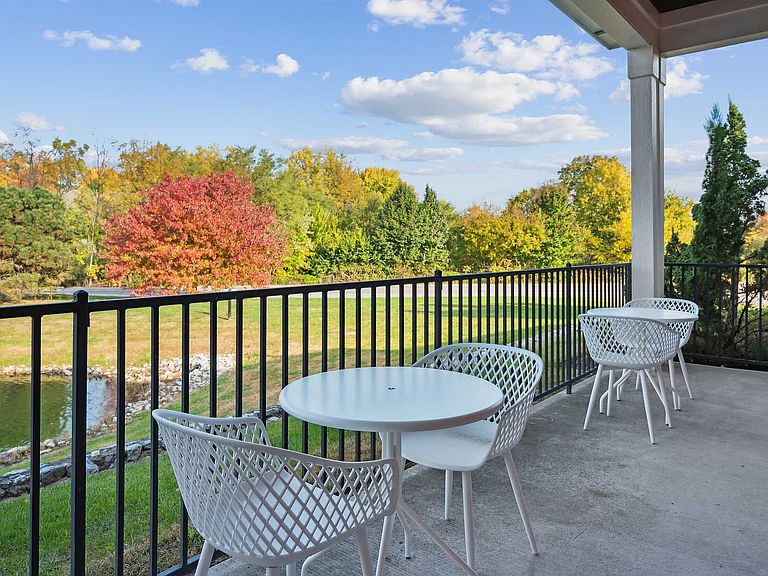 1100 Devonshire West Dr photo 3