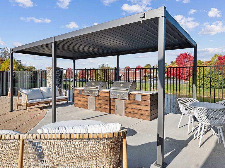 1100 Devonshire West Dr photo 5