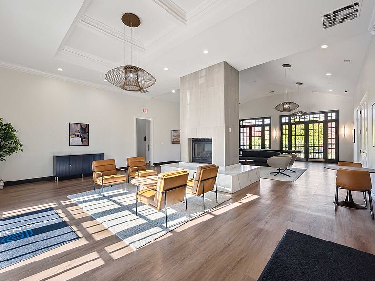 1100 Devonshire West Dr photo 6