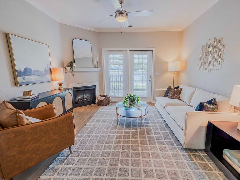 1100 Devonshire West Dr photo 8