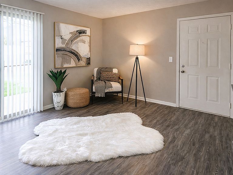 311 Country Ln photo 3