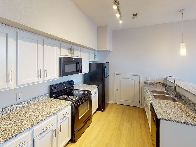 1201 Indiana Ave photo 3