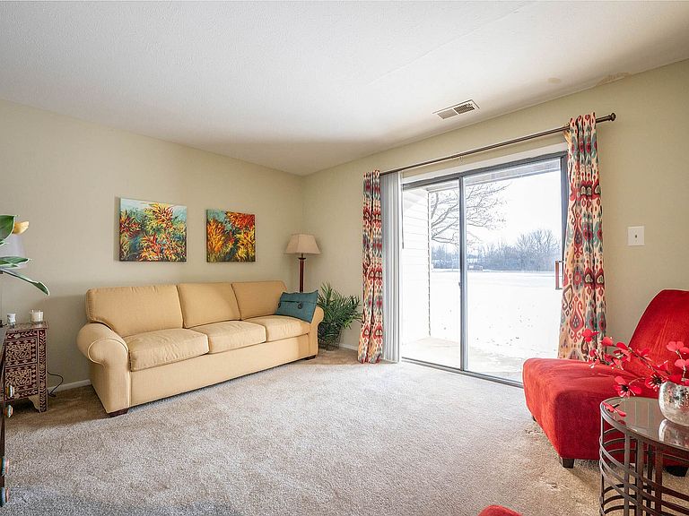 5302 Woodbrook Dr photo 4