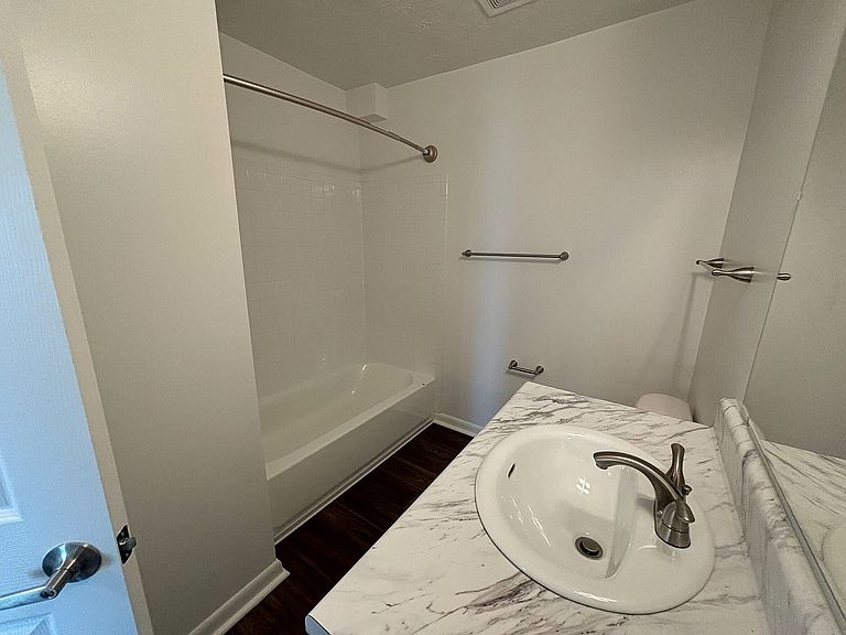 5302 Woodbrook Dr photo 8