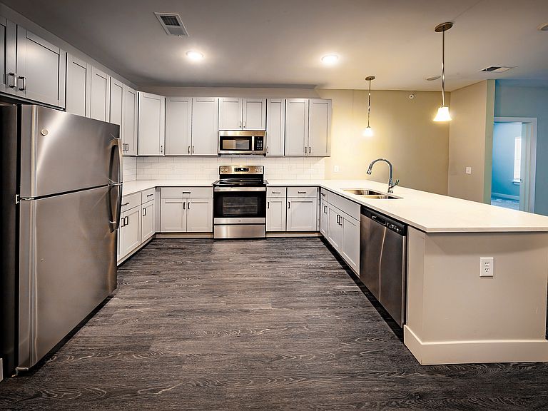 3011 S Rogers St photo 2