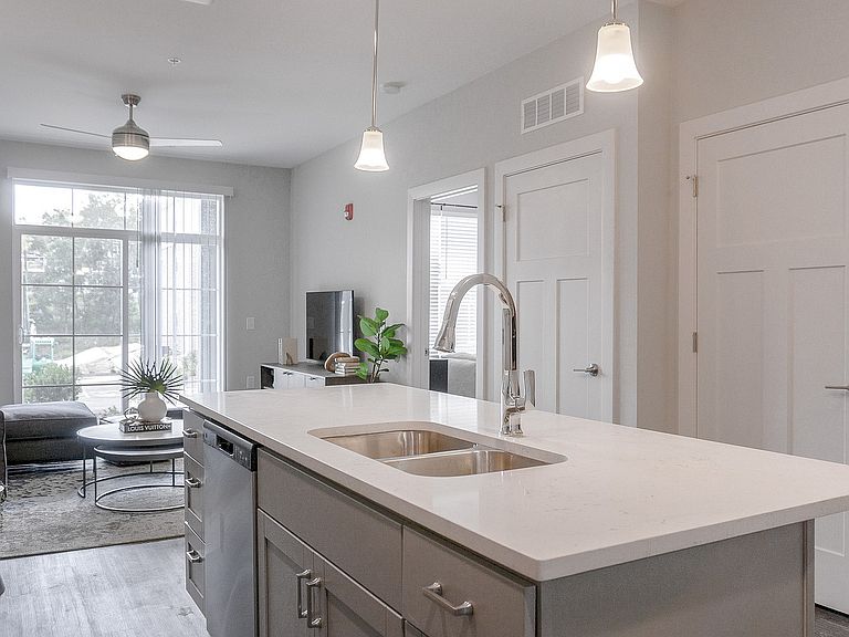 3011 S Rogers St photo 3