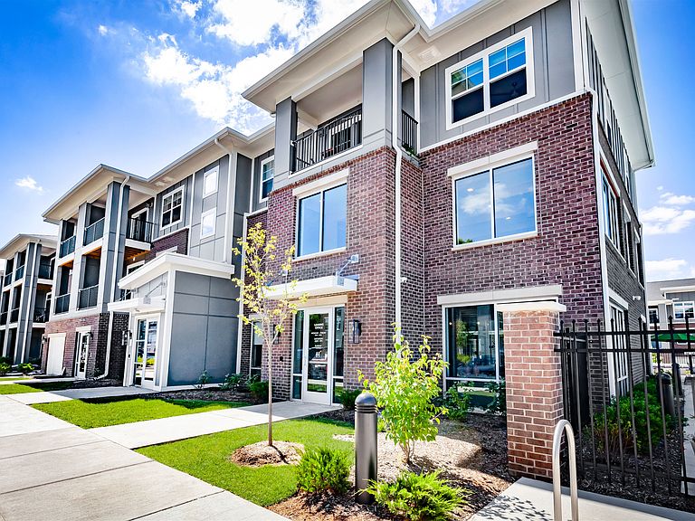 3011 S Rogers St photo 4