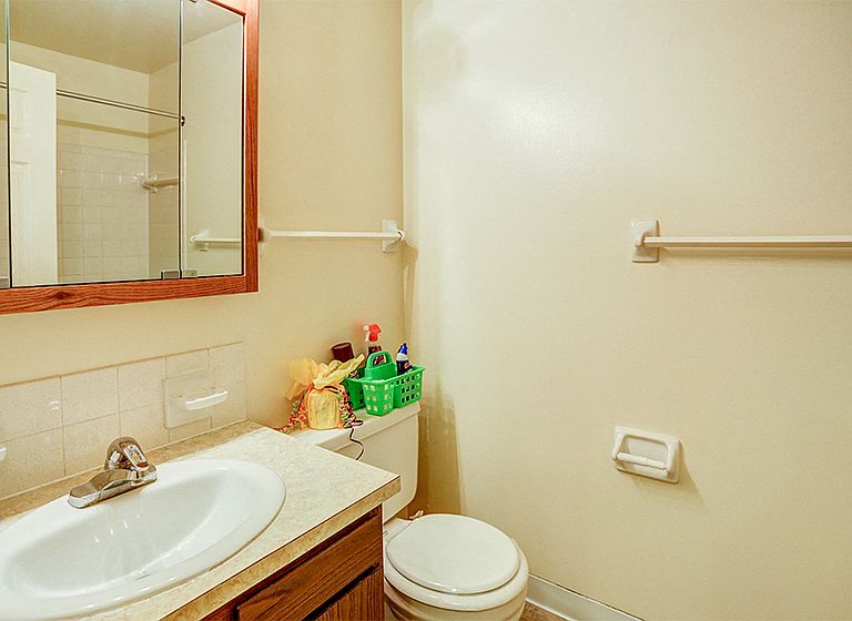 2810 Winchester Dr photo 2