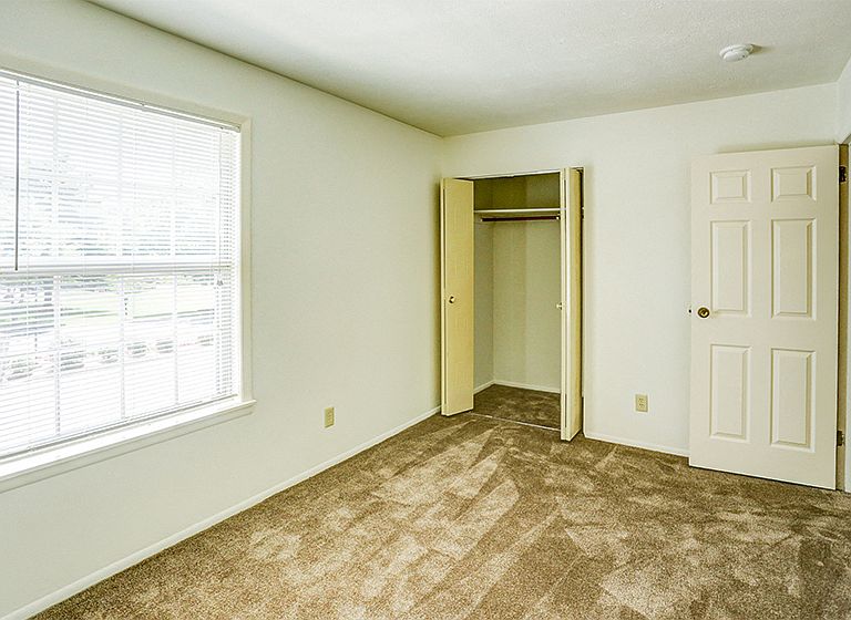 2810 Winchester Dr photo 4