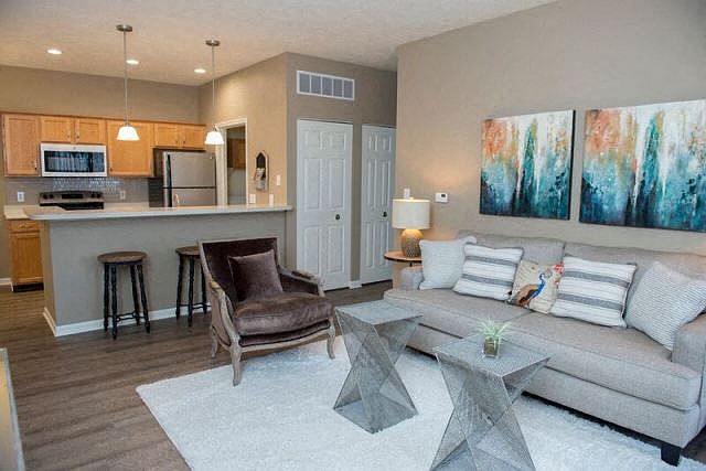 7251 Windsor Lakes Dr photo 2