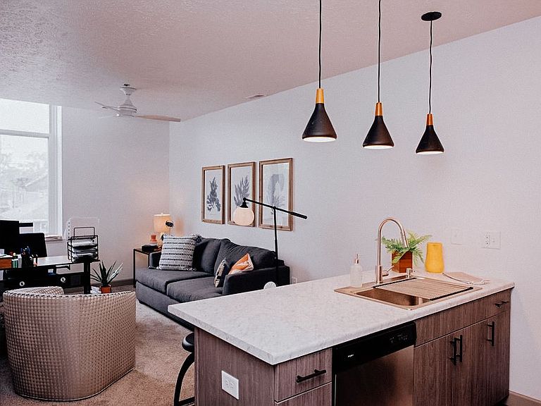 201 E Jefferson St photo 5