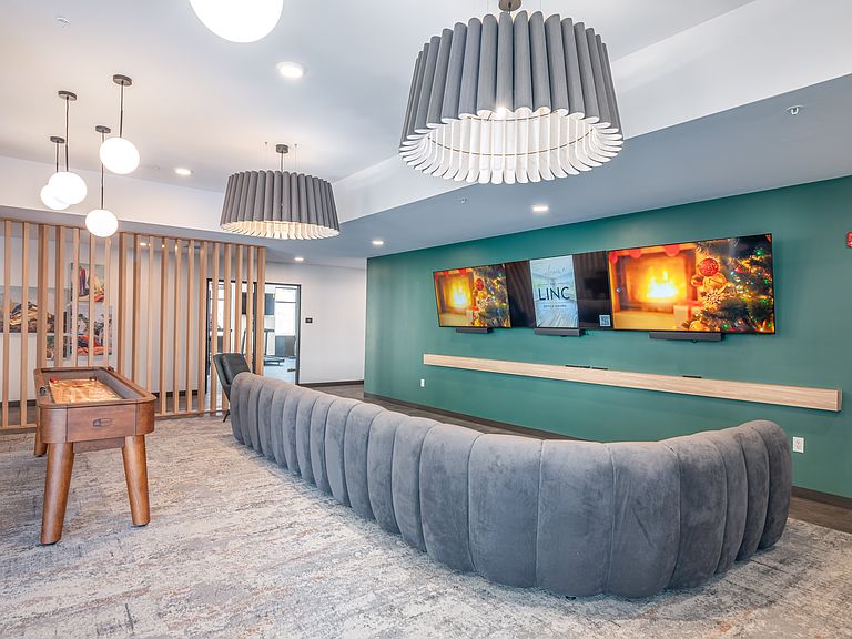 215 E Lincolnway photo 3