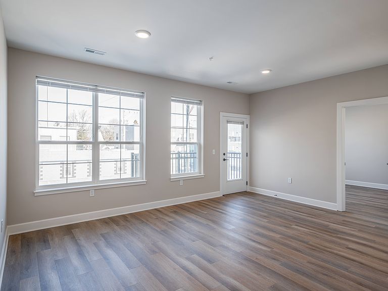 215 E Lincolnway photo 6