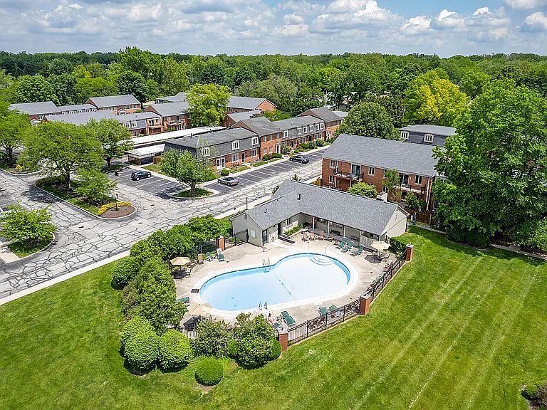 8503 Canterbury Sq W