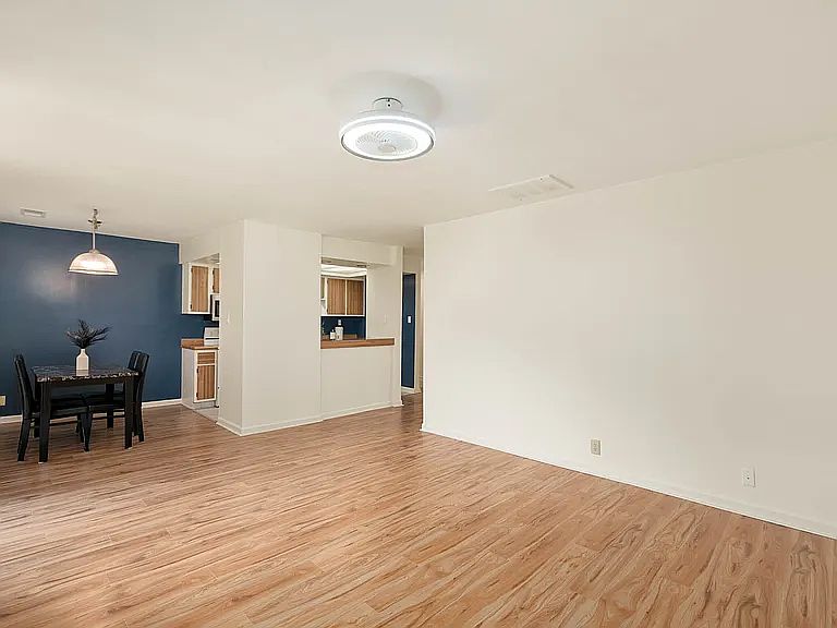 8503 Canterbury Sq W photo 5