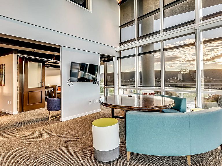 335 W 9th St photo 3