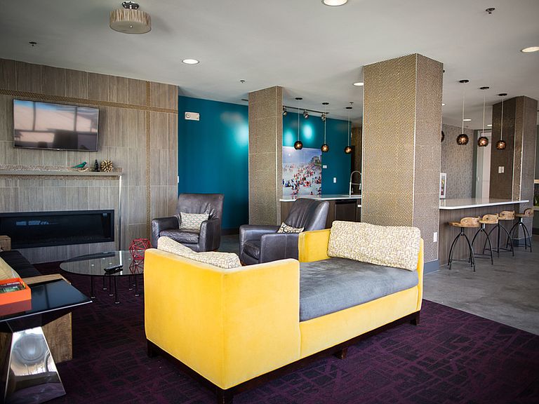 451 E Market St photo 4