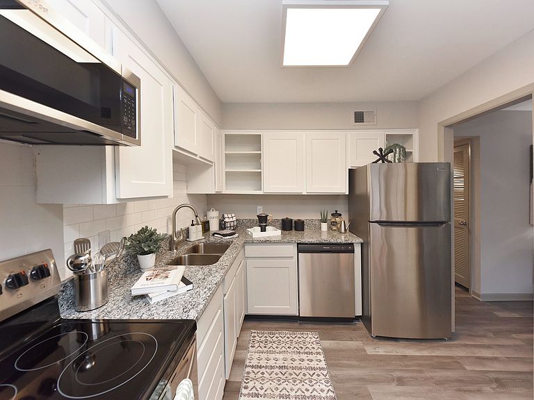 811 Antique Ct photo 2