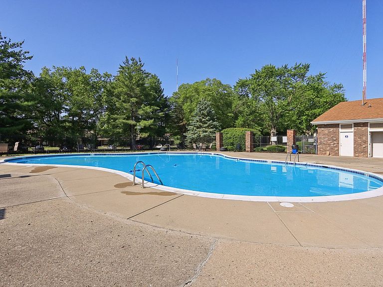 8002 Harcourt Rd photo 2