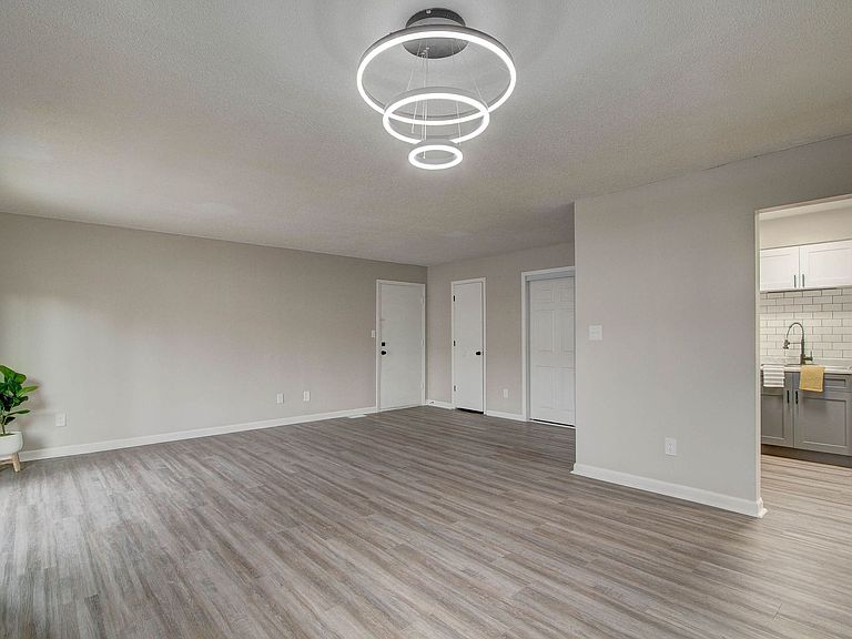 8002 Harcourt Rd photo 6