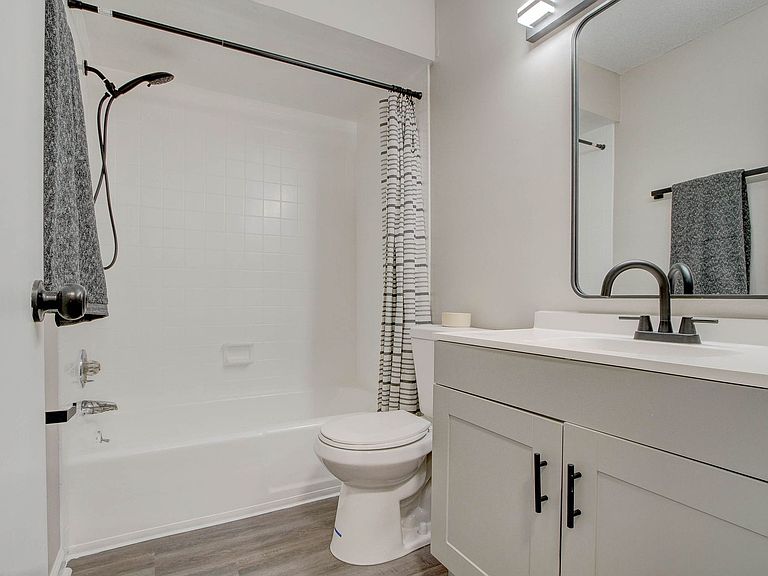 8002 Harcourt Rd photo 7