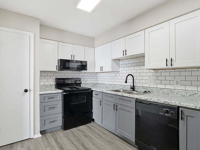 8444 Rothbury Dr photo 2