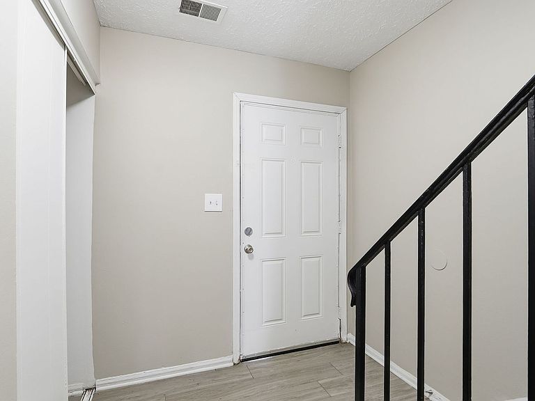 8444 Rothbury Dr photo 3