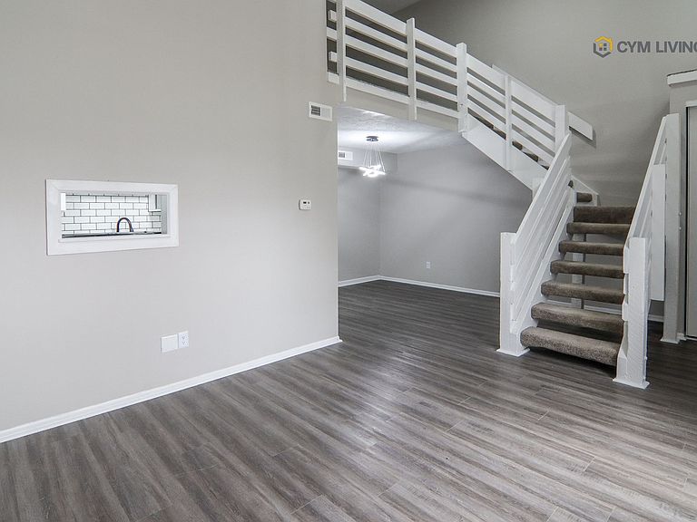 8444 Rothbury Dr photo 4