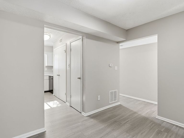 8444 Rothbury Dr photo 5