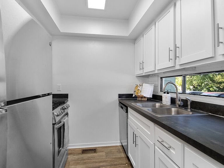 1451 E Southport Rd photo 4