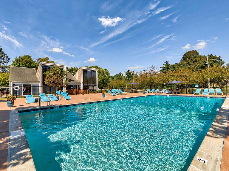 1451 E Southport Rd photo 7