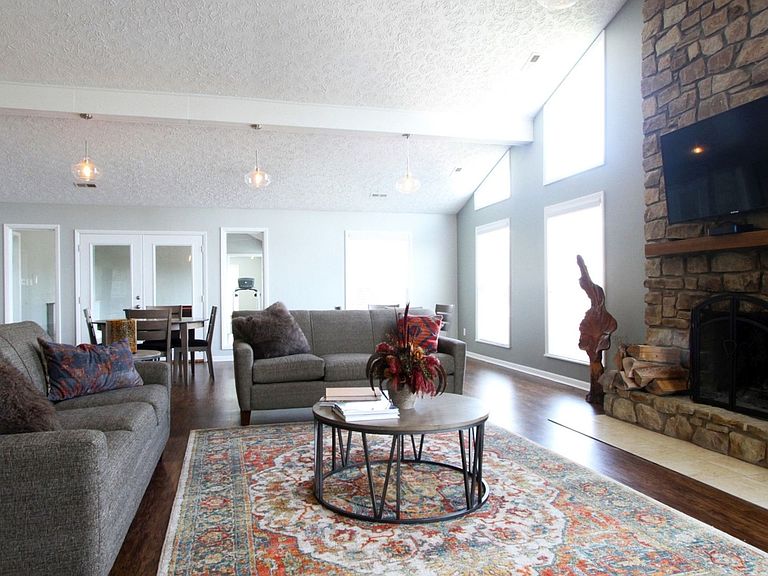 1800 Cross Lakes Blvd photo 2