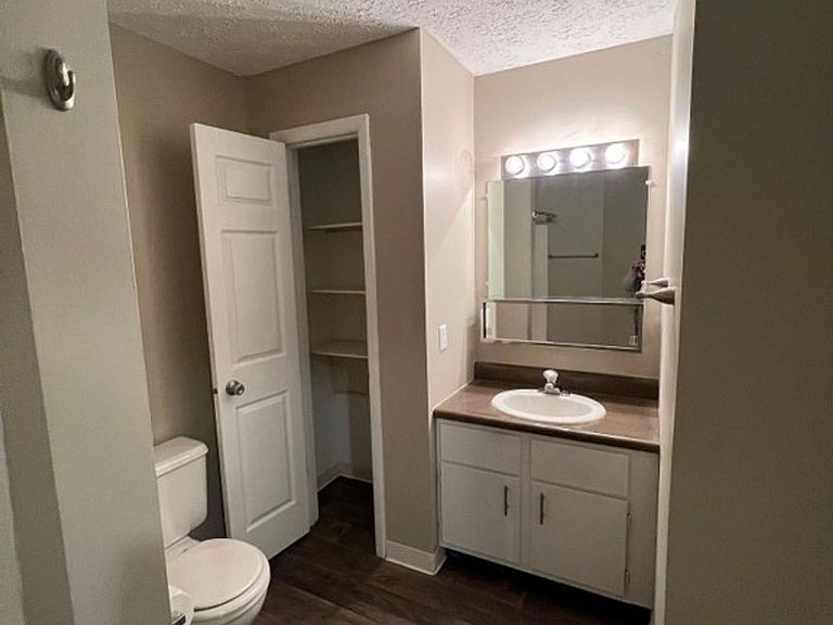 1800 Cross Lakes Blvd photo 6