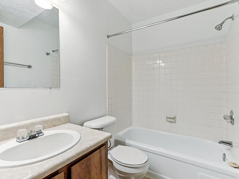 3030 Matthew Dr photo 2