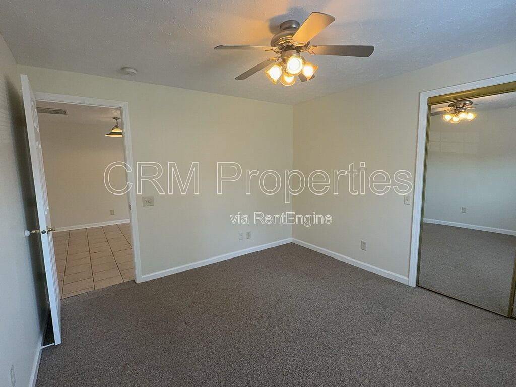 810 W Elm St APT 1 photo 2