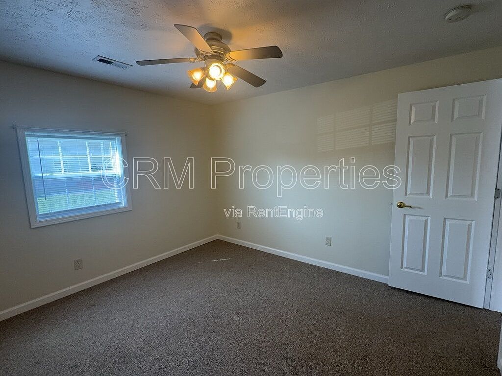 810 W Elm St APT 1 photo 3