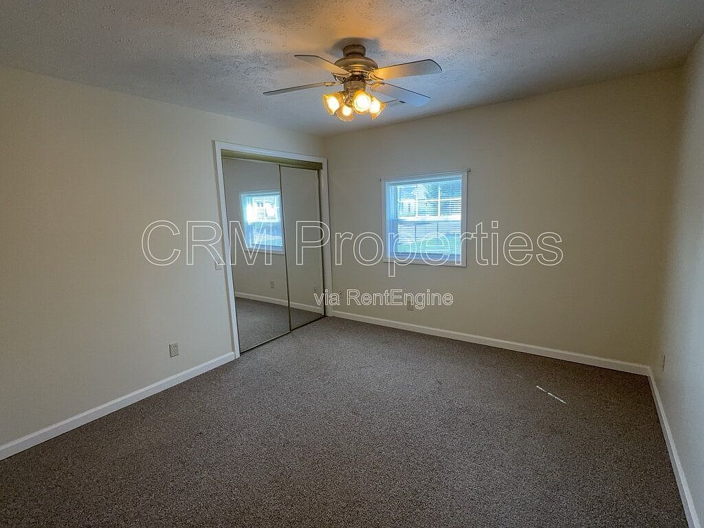 810 W Elm St APT 1 photo 4