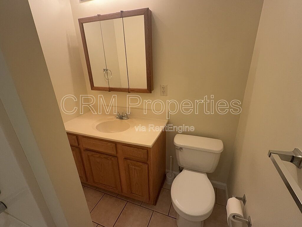 810 W Elm St APT 1 photo 5