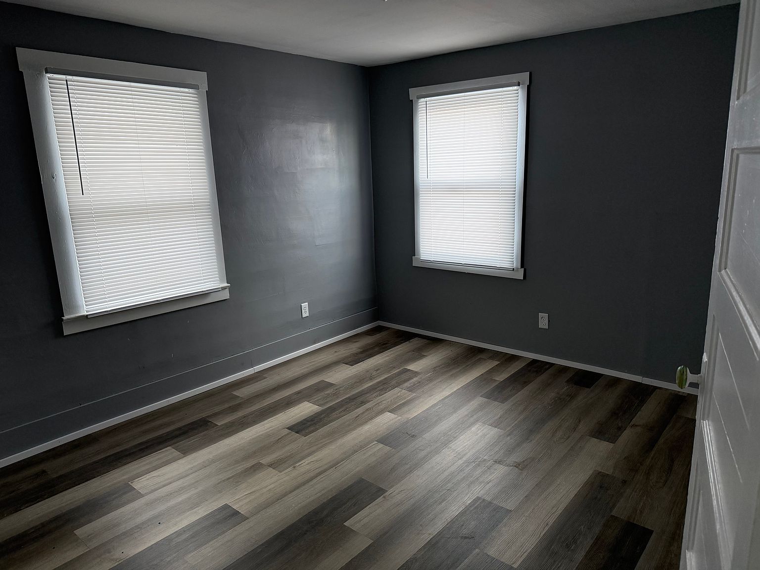 1501 E Markland Ave photo 2