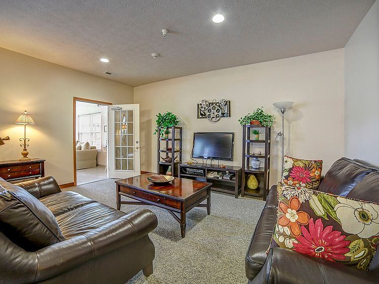 1534 E Dodge St photo 4